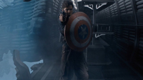 Captain America - Il Primo Vendicatore - Bucky con lo scudo di Cap