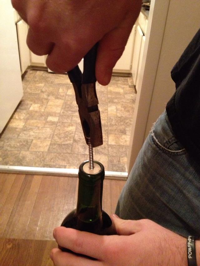 Aprire una bottiglia senza cavatappi