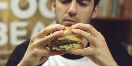 Il modo giusto per mangiare un hamburger